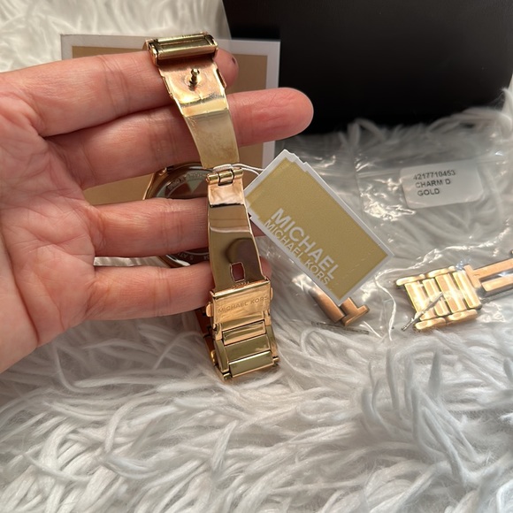 Michael Kors Watch - Picture 6 of 8